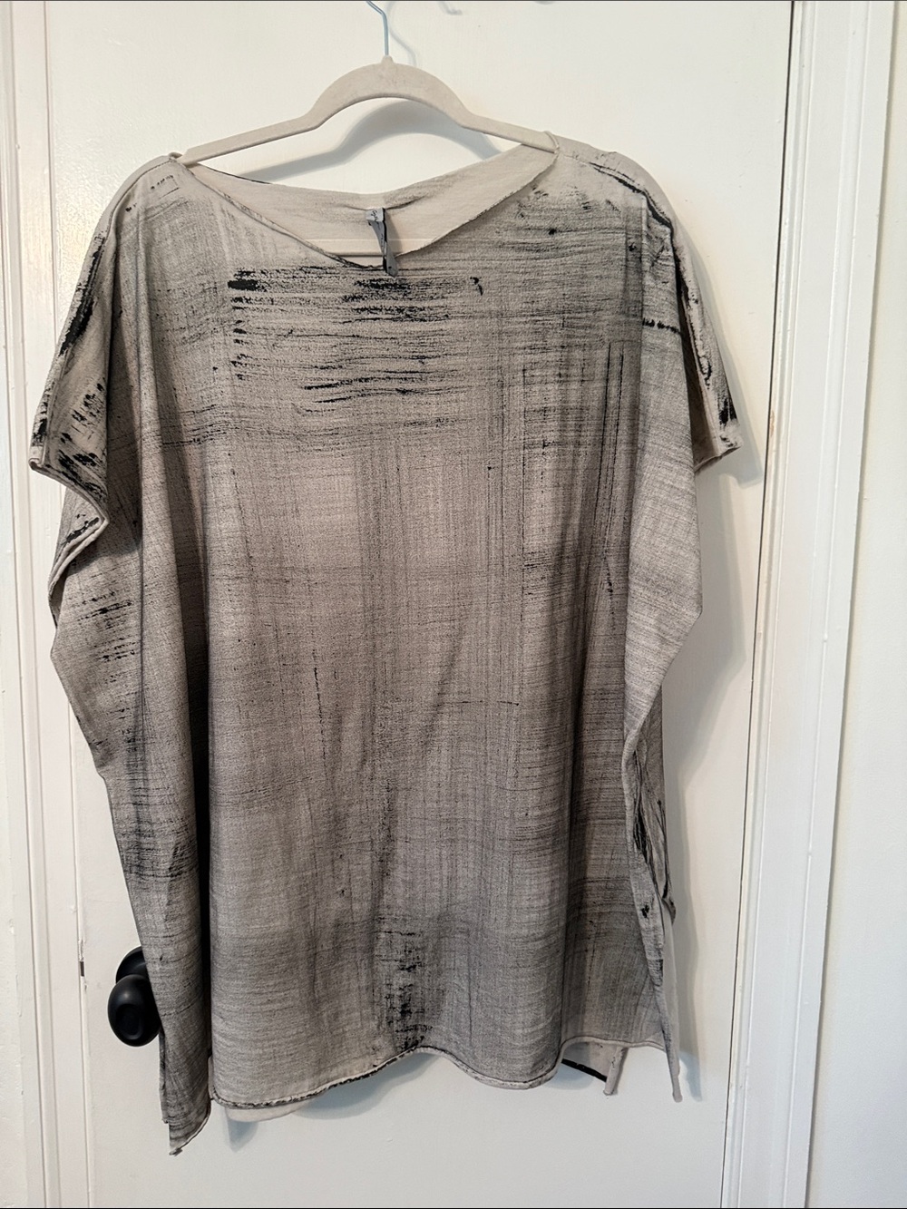 Cynthia Ashby Short Sleeve Tunic Top in Light Gray/ Black- fits like an XXL